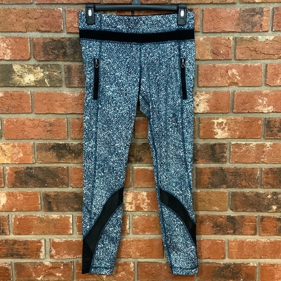 SALE! Lululemon Teal and White Inspire Tight Leggings - Picture 3 of 12